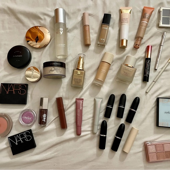 MYSTERY BEAUTY BOX - Picture 1 of 4